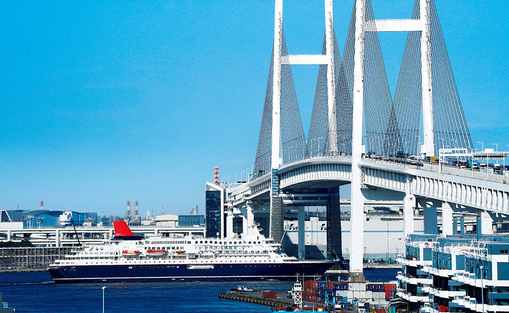 横浜を航行するにっぽん丸