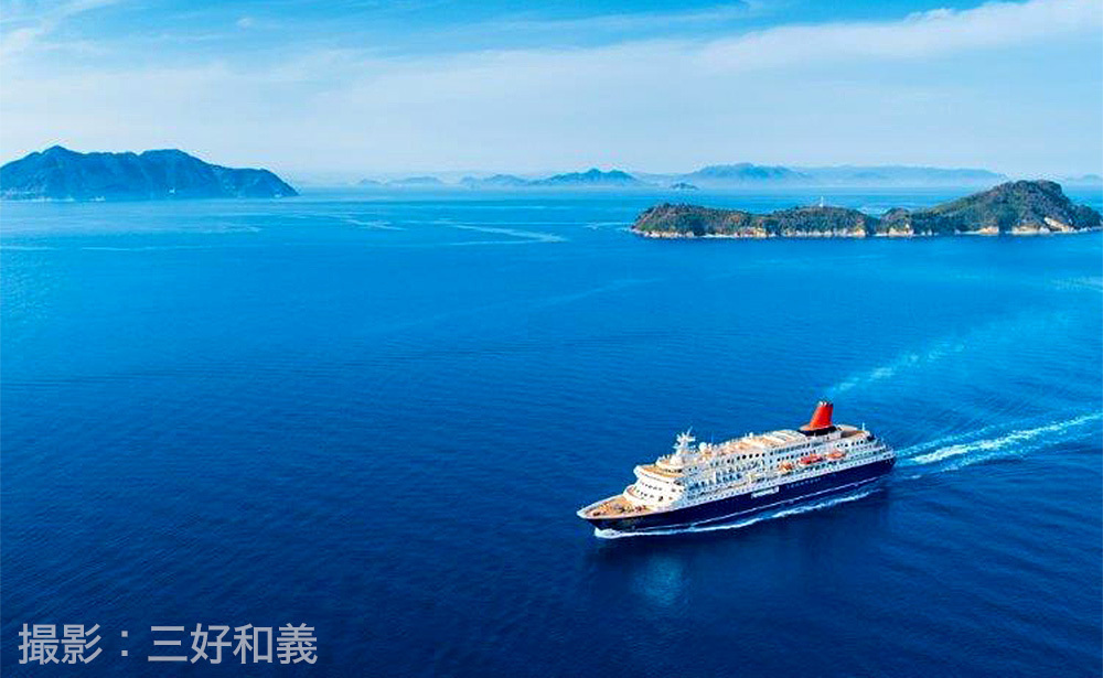 瀬戸内海を航行するにっぽん丸