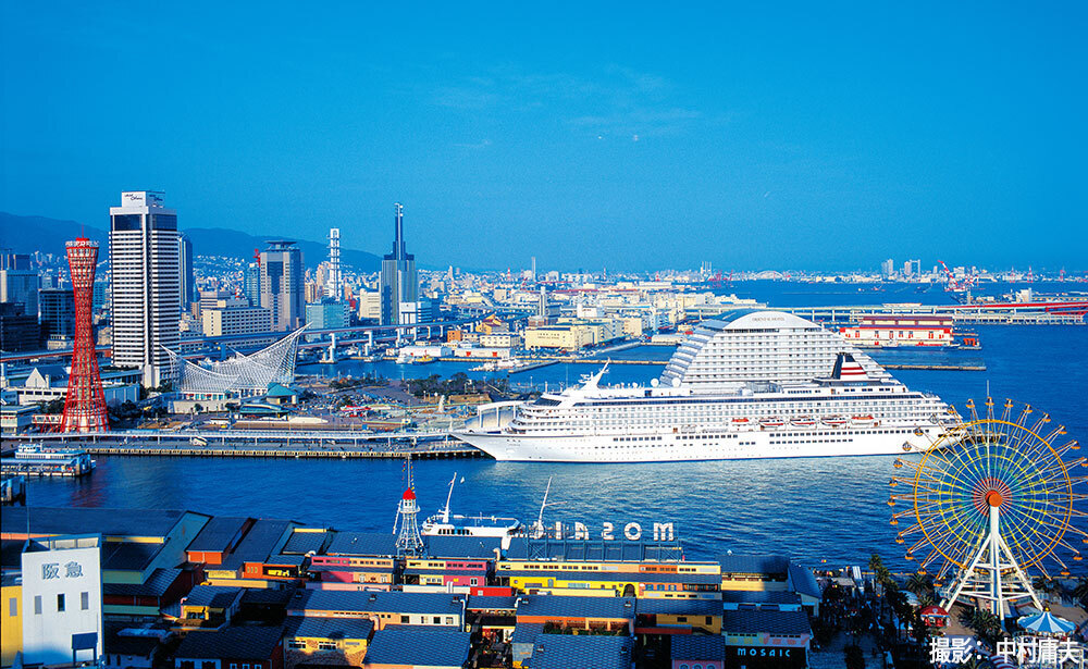 神戸港の「飛鳥II」