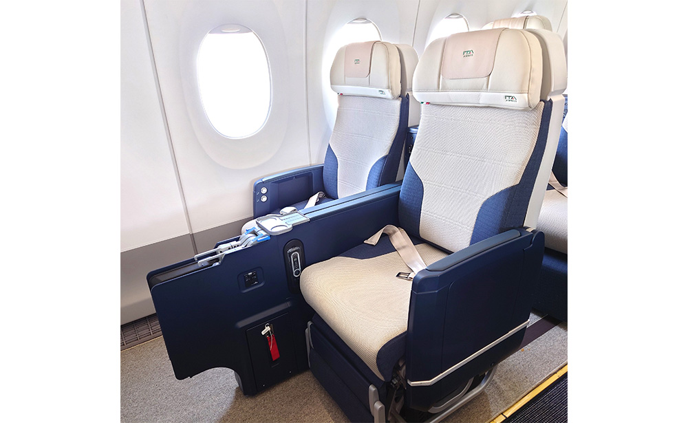 AZ-premium-economy-A350-900_1