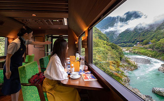 四国まんなか千年ものがたり そらの郷紀行 車内(イメージ)